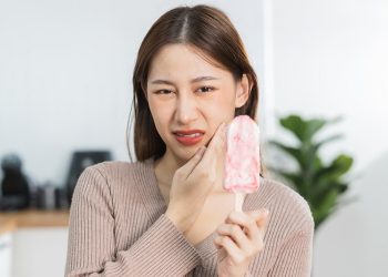 What Are the Early Symptoms of Gum Disease and How to Detect and Treat It in Time?