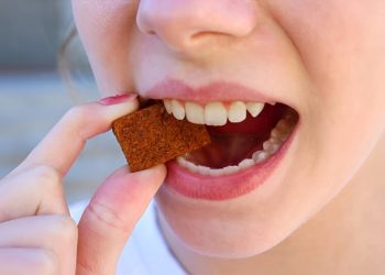 The Best Snacks for Strong Teeth Between Meals